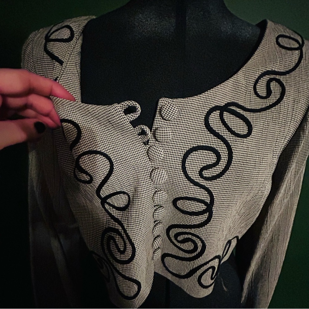 Vintage 1990s Beige + Black Ribbon Appliqué Bolero Jacket w/Buttons sz 8 Petite - Picture 9 of 12